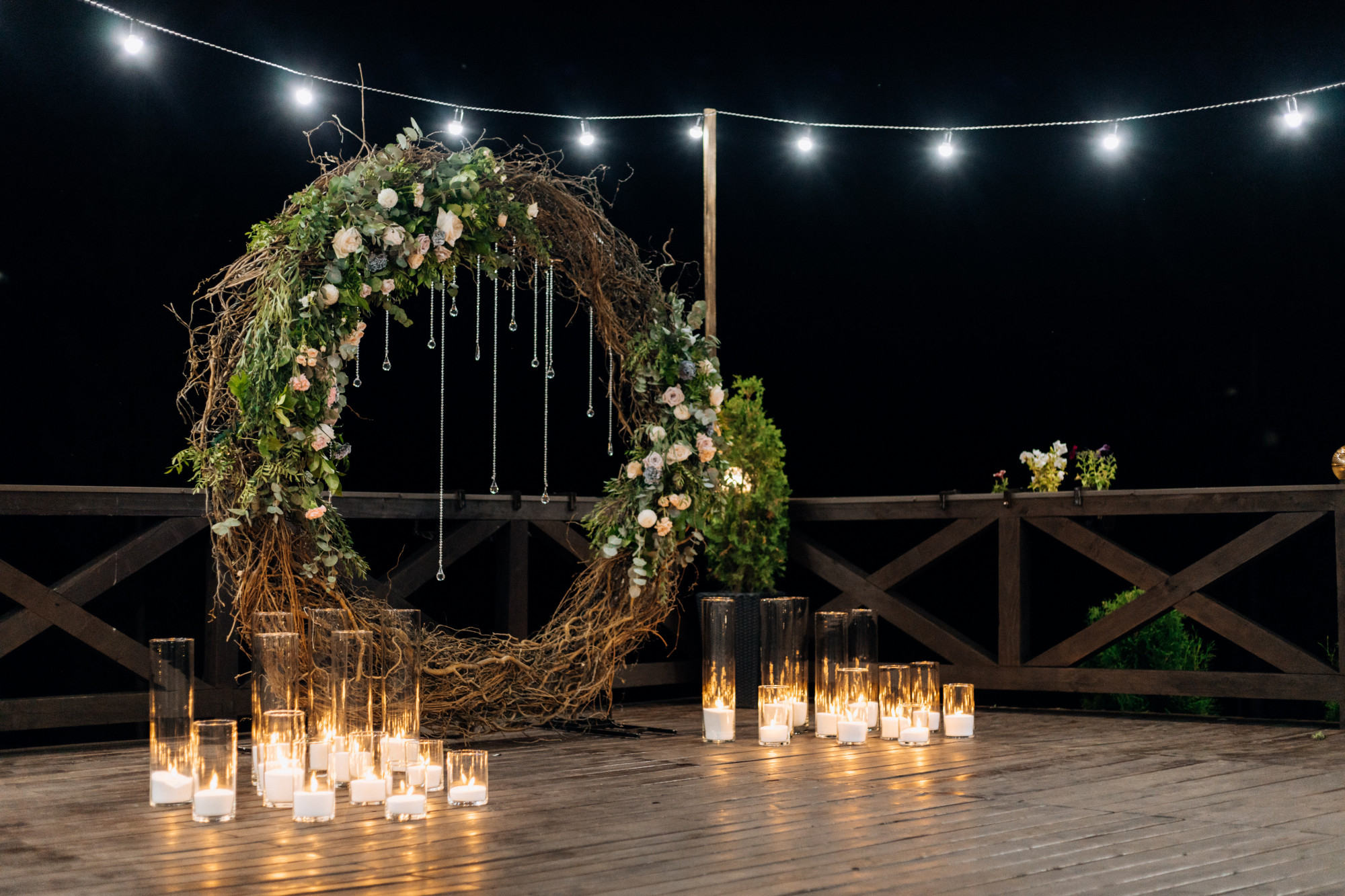 huge-decorative-circle-made-willow-greenery-pale-orange-roses-with-burning-candles